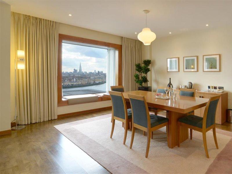 Canary Riverside Plaza Hotel Londra Dış mekan fotoğraf A dining room