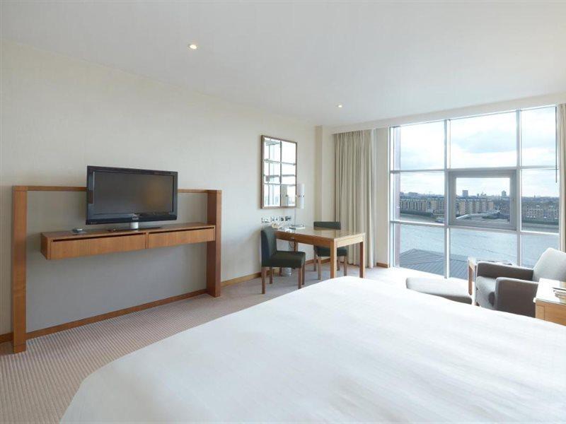 Canary Riverside Plaza Hotel Londra Dış mekan fotoğraf A room at the Hilton London Heathrow
