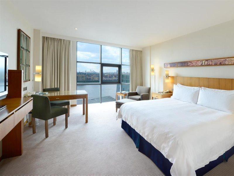 Canary Riverside Plaza Hotel Londra Dış mekan fotoğraf A room at the InterContinental Sydney