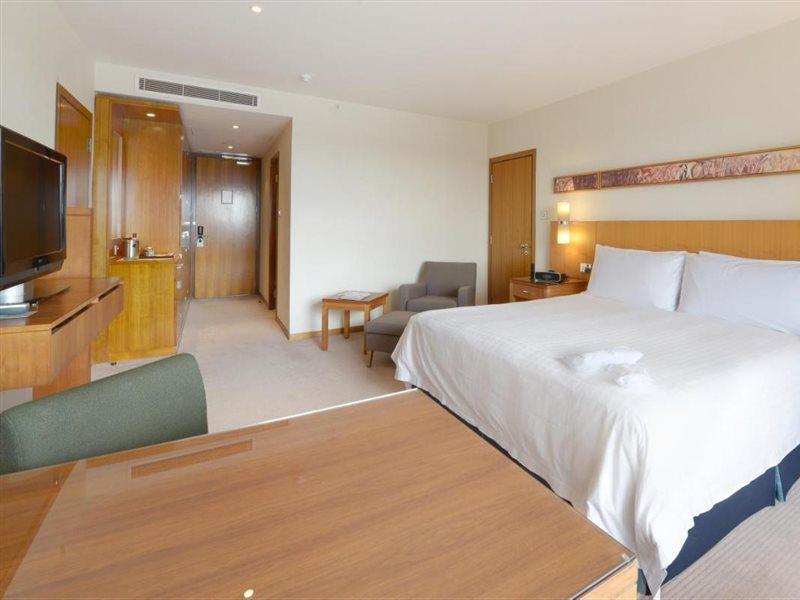 Canary Riverside Plaza Hotel Londra Dış mekan fotoğraf A room at the hotel