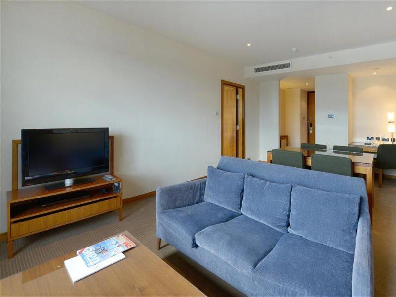 Canary Riverside Plaza Hotel Londra Dış mekan fotoğraf A living room in a serviced apartment