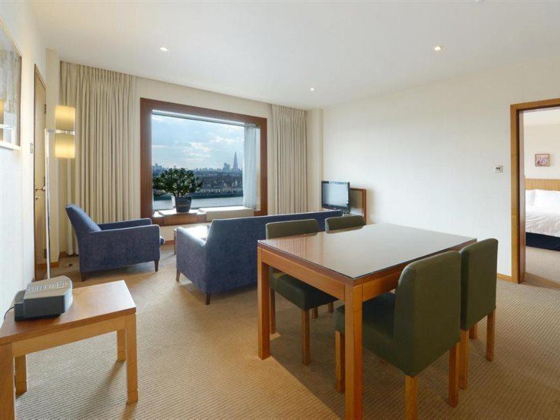 Canary Riverside Plaza Hotel Londra Dış mekan fotoğraf A suite at the Hilton London Heathrow
