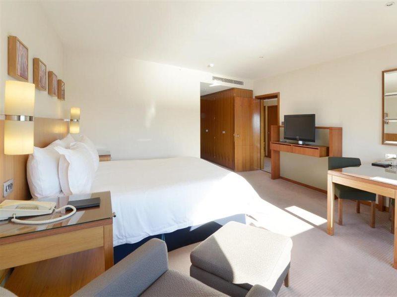 Canary Riverside Plaza Hotel Londra Dış mekan fotoğraf A room at the hotel