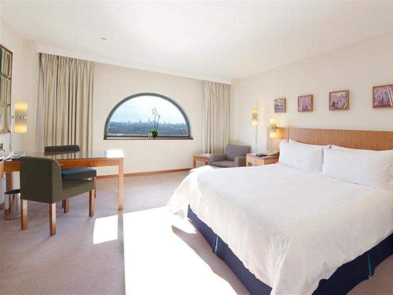 Canary Riverside Plaza Hotel Londra Dış mekan fotoğraf A room at the hotel