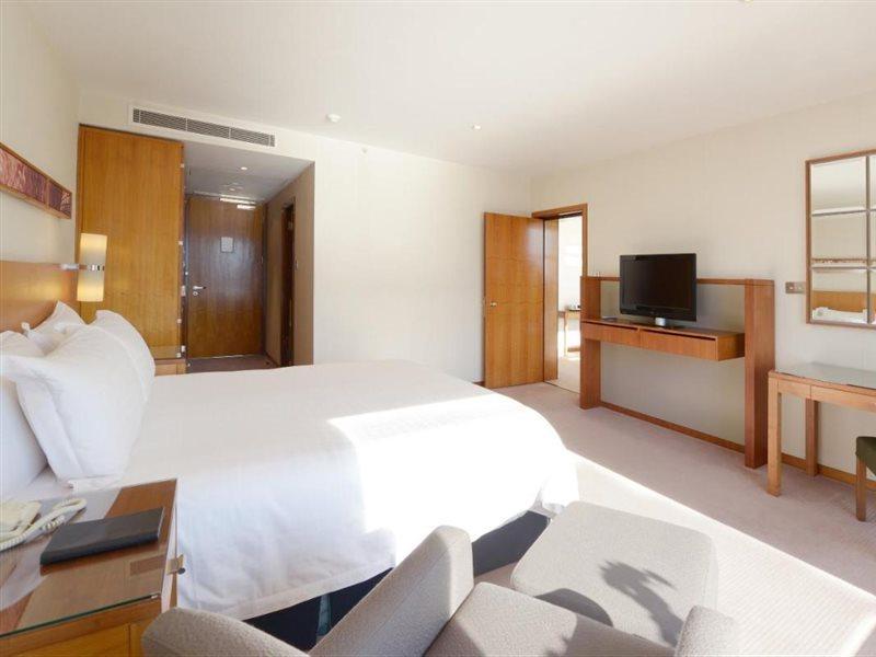 Canary Riverside Plaza Hotel Londra Dış mekan fotoğraf A room at the hotel