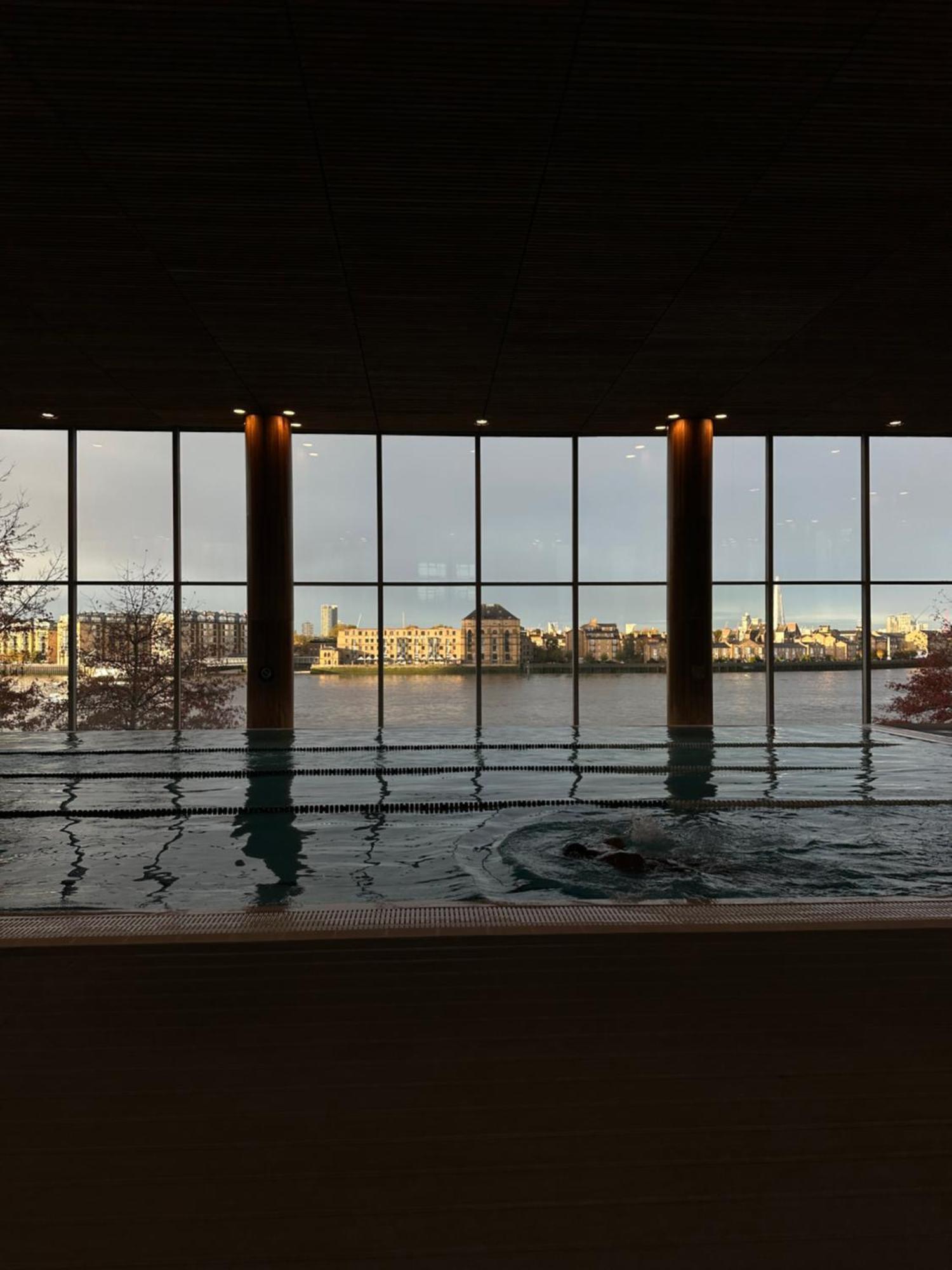 Canary Riverside Plaza Hotel Londra Dış mekan fotoğraf View from the pool