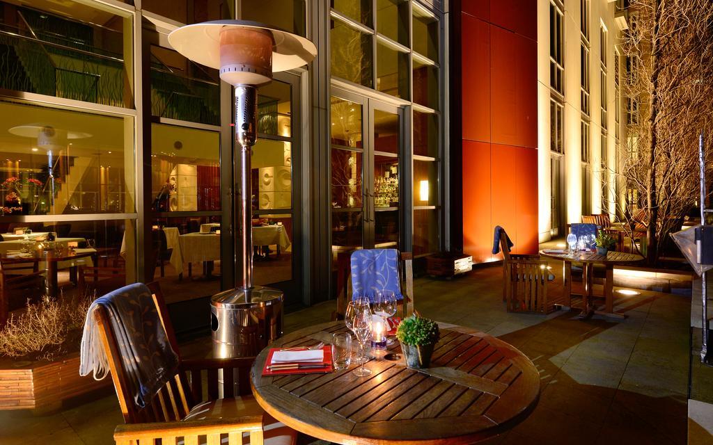 Canary Riverside Plaza Hotel Londra Dış mekan fotoğraf Patio at the Four Seasons Hotel