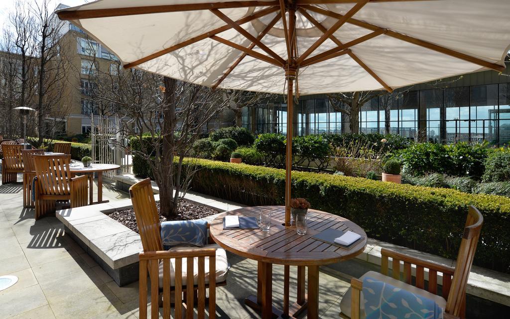 Canary Riverside Plaza Hotel Londra Dış mekan fotoğraf The garden at the hotel