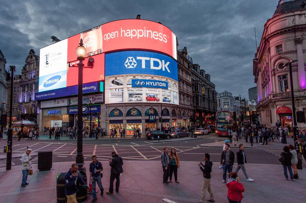 Canary Riverside Plaza Hotel Londra Dış mekan fotoğraf Piccadilly Circus