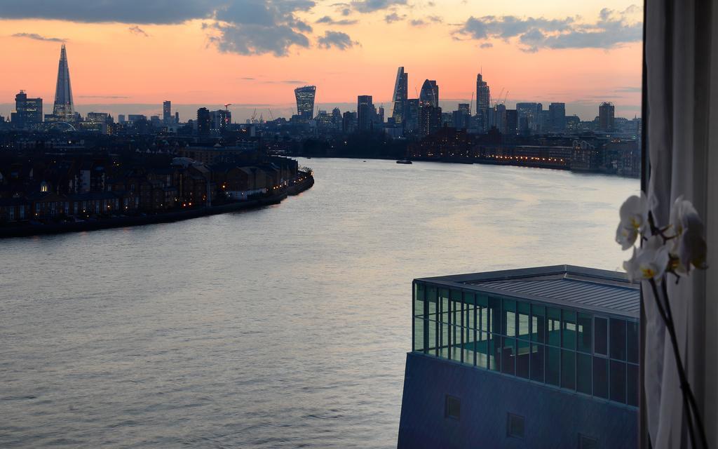Canary Riverside Plaza Hotel Londra Dış mekan fotoğraf View of the East River from a residential building in Long Island City