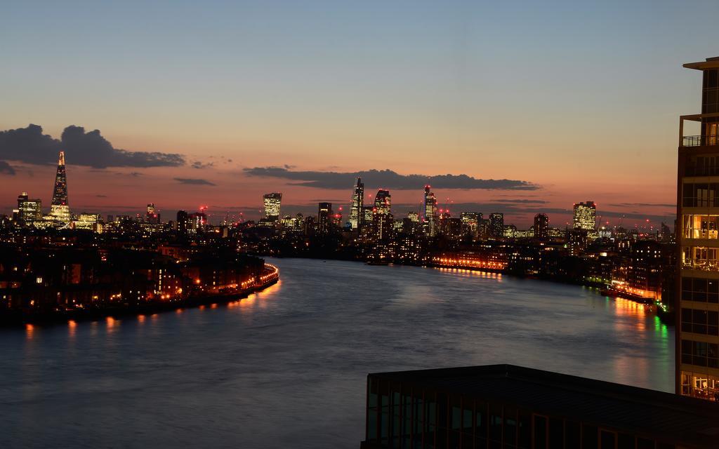 Canary Riverside Plaza Hotel Londra Dış mekan fotoğraf View of the East River from the East River Promenade