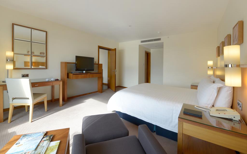 Canary Riverside Plaza Hotel Londra Dış mekan fotoğraf A room at the hotel