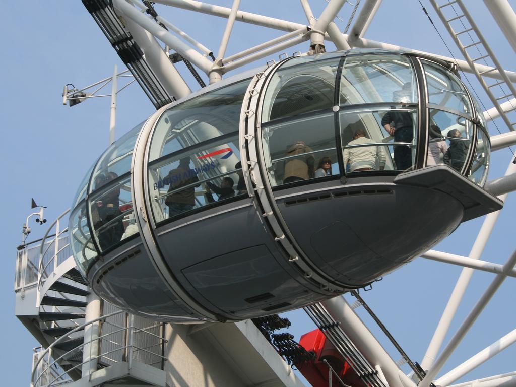 Canary Riverside Plaza Hotel Londra Dış mekan fotoğraf A capsule of the London Eye