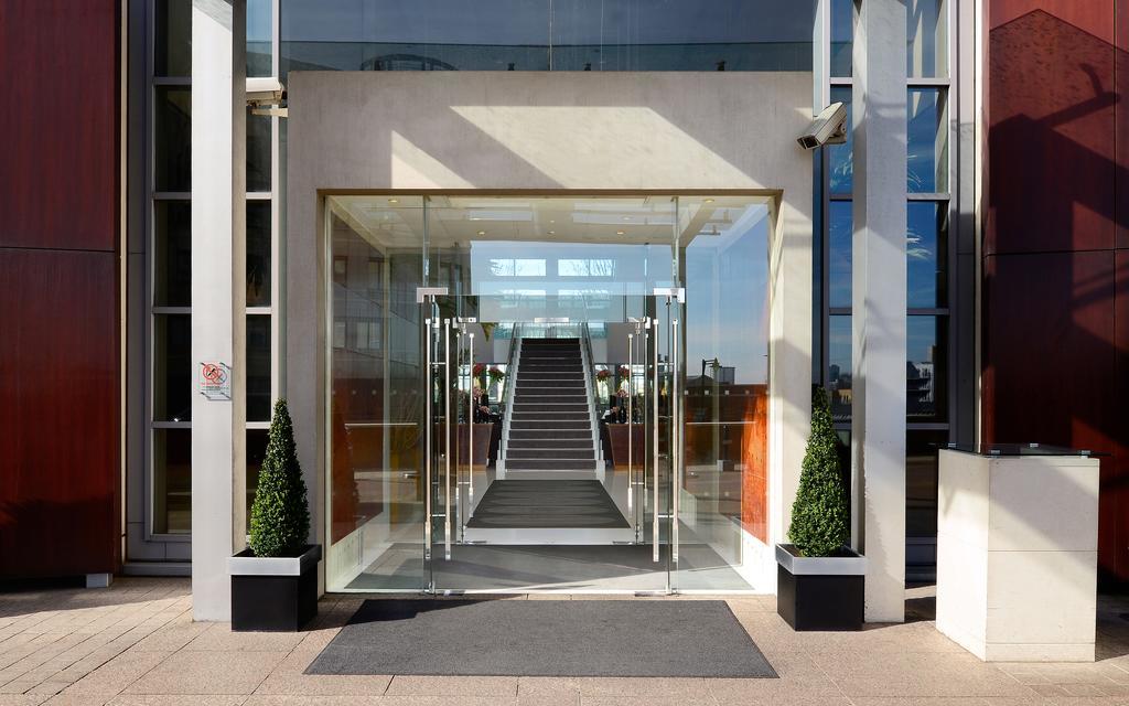 Canary Riverside Plaza Hotel Londra Dış mekan fotoğraf Entrance to the hotel