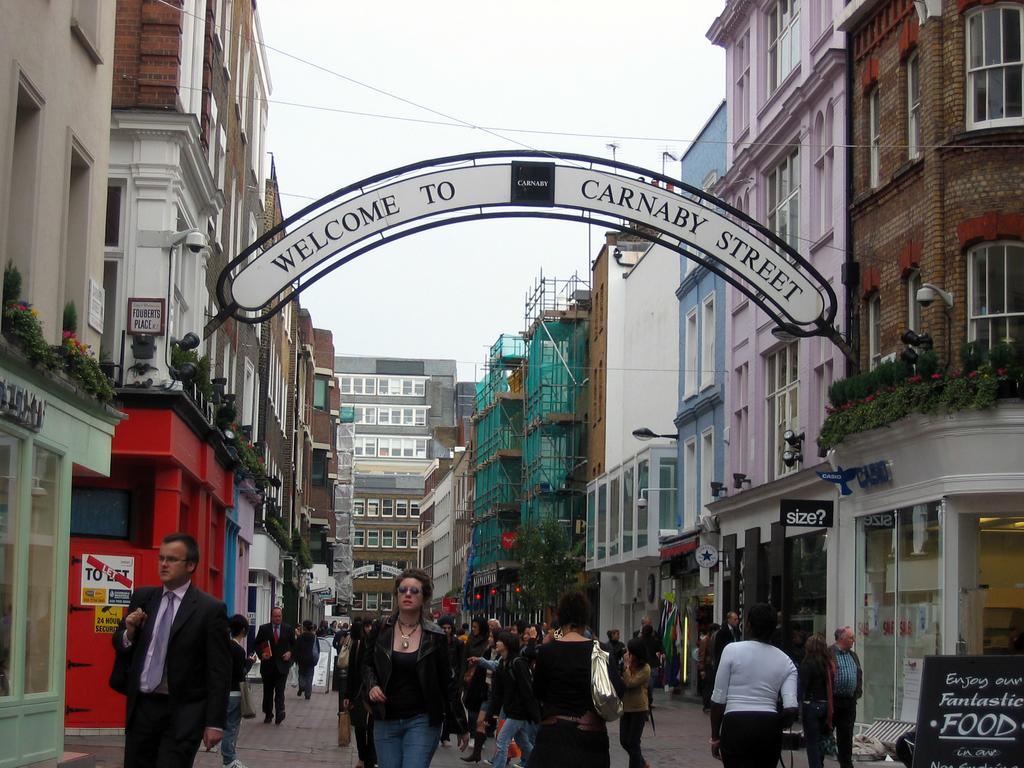 Canary Riverside Plaza Hotel Londra Dış mekan fotoğraf The entrance to Carnaby Street