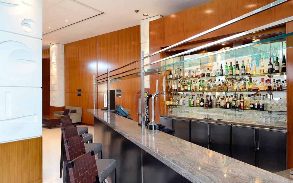 Canary Riverside Plaza Hotel Londra Dış mekan fotoğraf The bar at the 2008-opened lounge