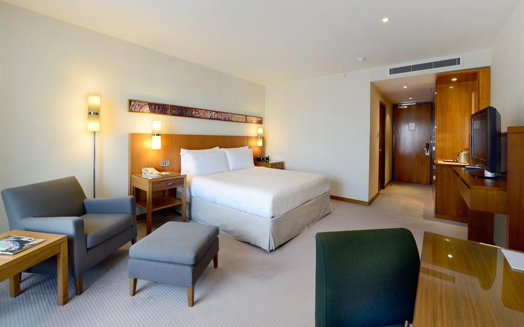 Canary Riverside Plaza Hotel Londra Dış mekan fotoğraf A room at the hotel