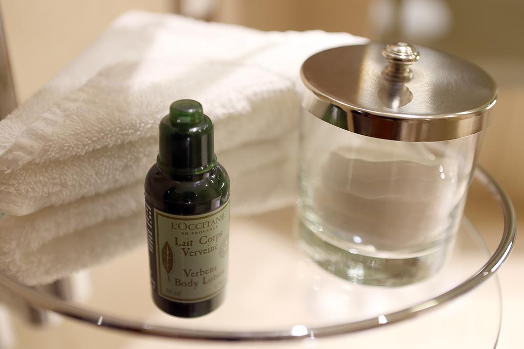 Canary Riverside Plaza Hotel Londra Dış mekan fotoğraf L'OCCITANE Verbena Hand Cream