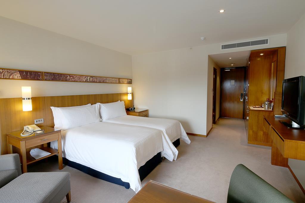Canary Riverside Plaza Hotel Londra Dış mekan fotoğraf A room at the hotel