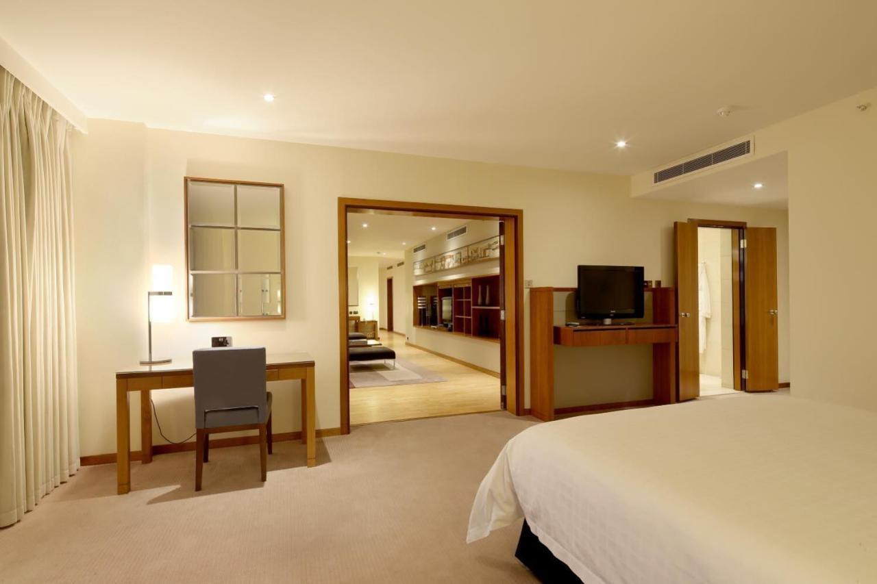 Canary Riverside Plaza Hotel Londra Dış mekan fotoğraf A suite at the Conrad Dubai