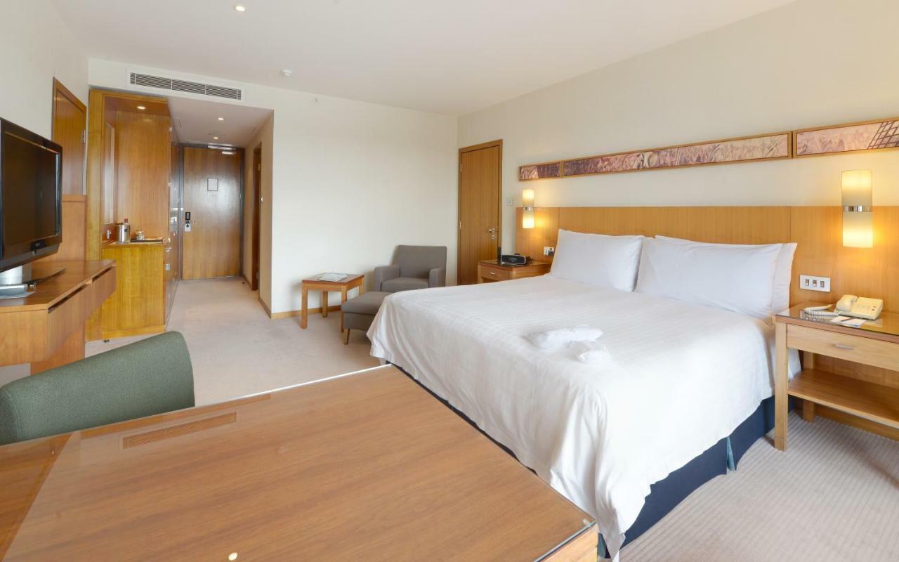 Canary Riverside Plaza Hotel Londra Dış mekan fotoğraf A room at the hotel